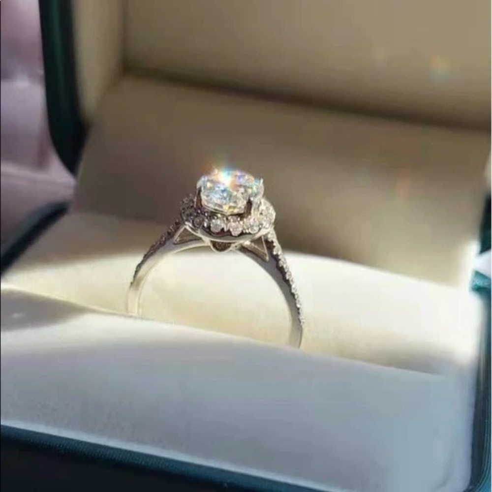 2c oval moissanite ring - Picture 4 of 12